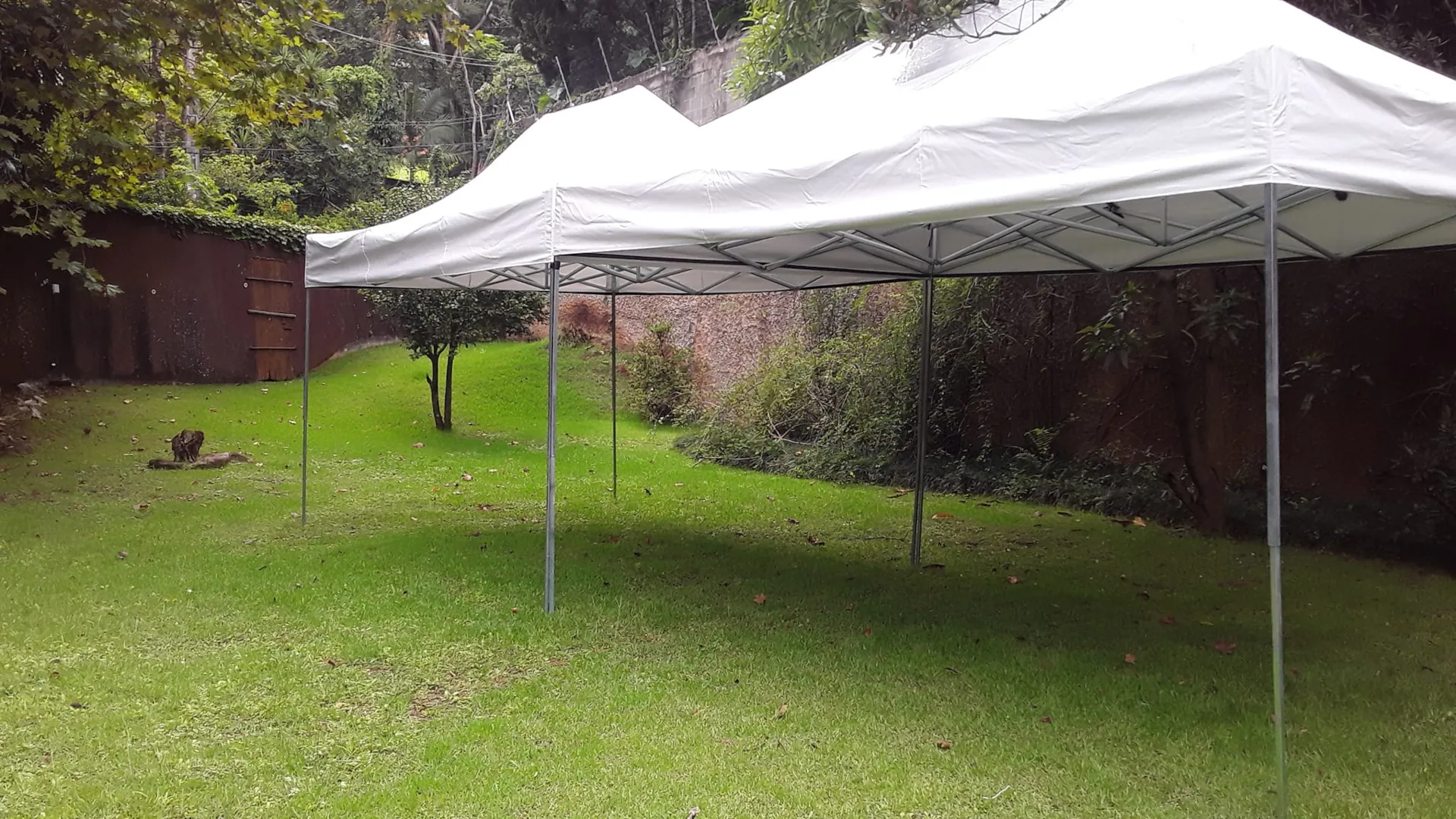 Tendas e barracas montadas para evento ao ar livre