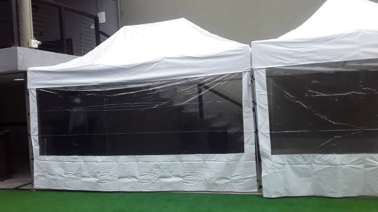 Tenda com fechamento lateral transparente montada em área coberta