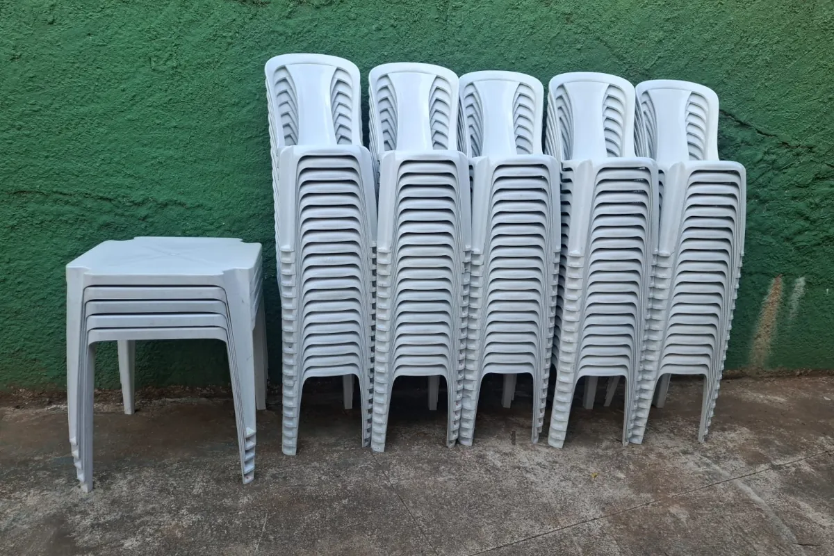 Mesas e cadeiras plásticas brancas empilhadas
